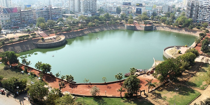 Enjoy the exciting boat rides on lakes in Ahmedabad in the evening during sunset.