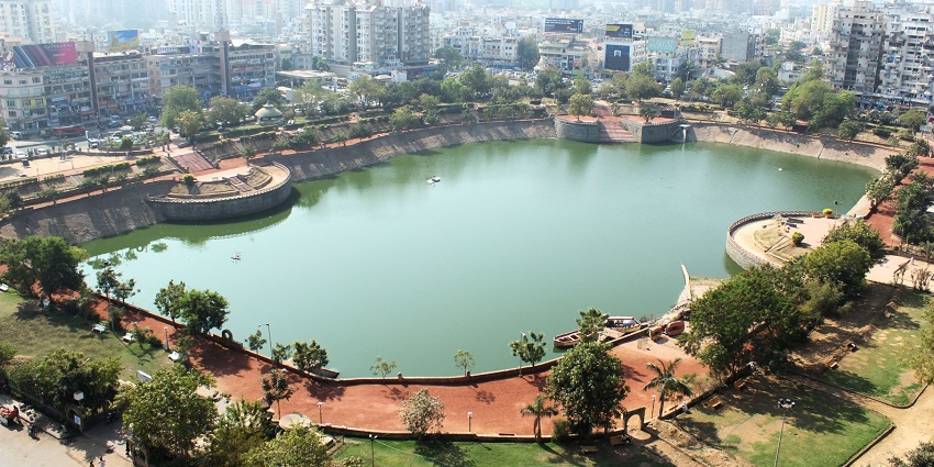 Vastrapur Lake in Gjarat with calm waters, a walking track, and a cityscape view.