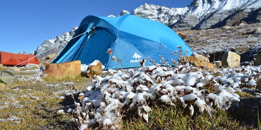 Scenic image of the beautiful campsite in the Vasuki Tal lake area in Kedarnath
