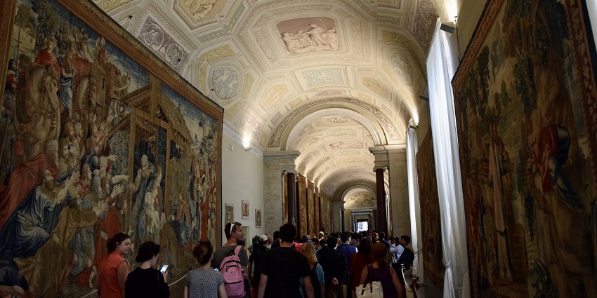 An image of the grand hallway in the way the Vatican Museums adorned with details