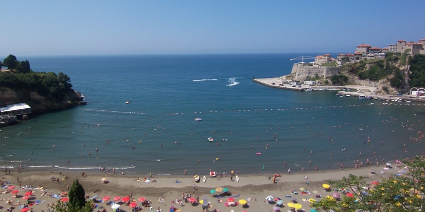 A vast sandy beach stretching along the Adriatic coast, perfect for kitesurfing in Ulcinj.