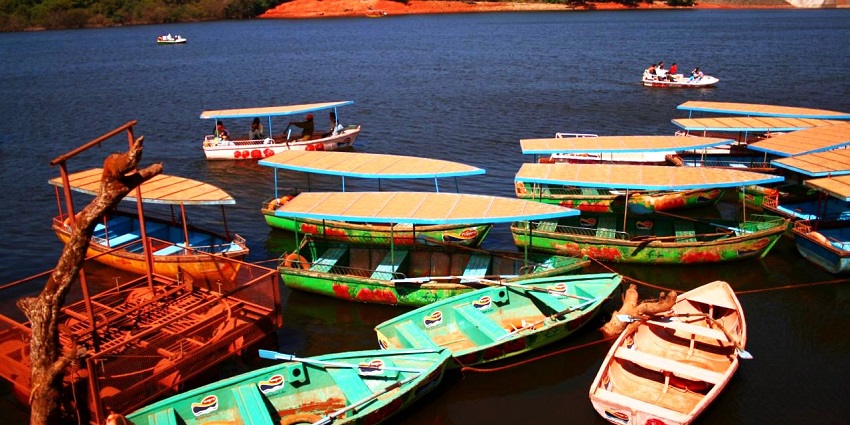 Mahabaleshwar travel guide ensures scenic lake offering boat rides amidst serene landscapes