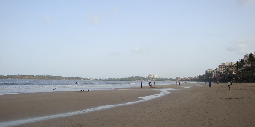 A picture of Versova Beach, one of the most tranquil beaches in Mumbai.