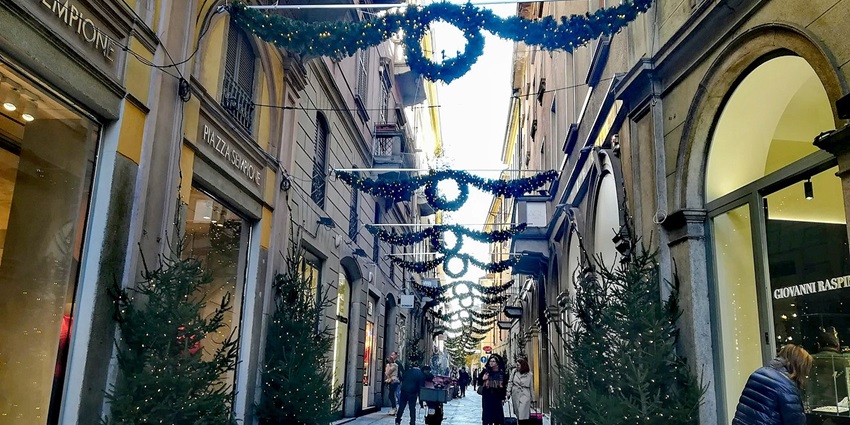 Via Della Spiga is located around the three most important fashion streets of the city.