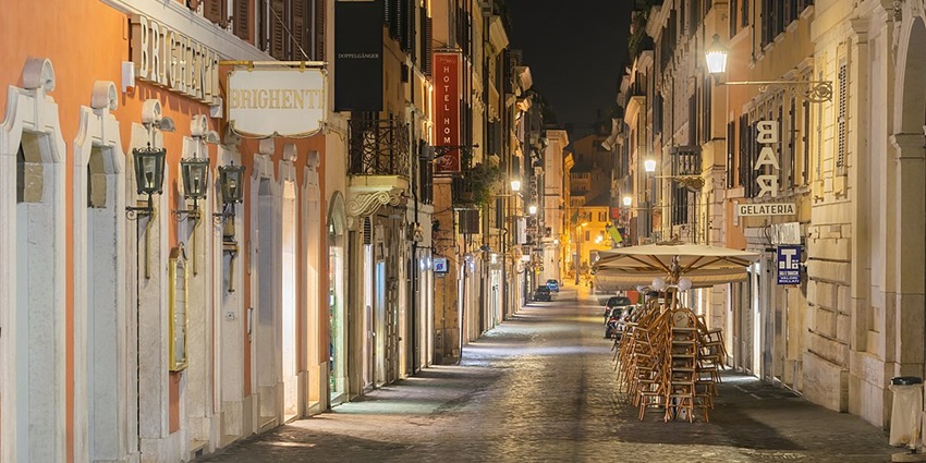A beautiful view of the streets of Via Frattina at night