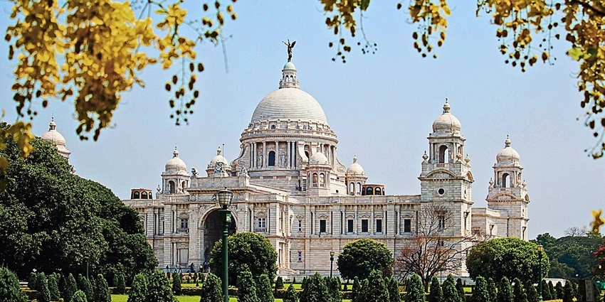 A view of the Victoria Memorial Hall, one of the historical museums with extensive gardens.