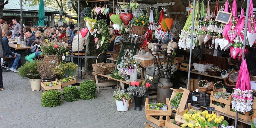 An image showing a stand at Viktualienmarkt in Munich featuring fresh local produce.