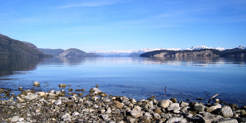 Lakeside beauty and mountain serenity, ideal for Valentine’s Day in Argentina.
