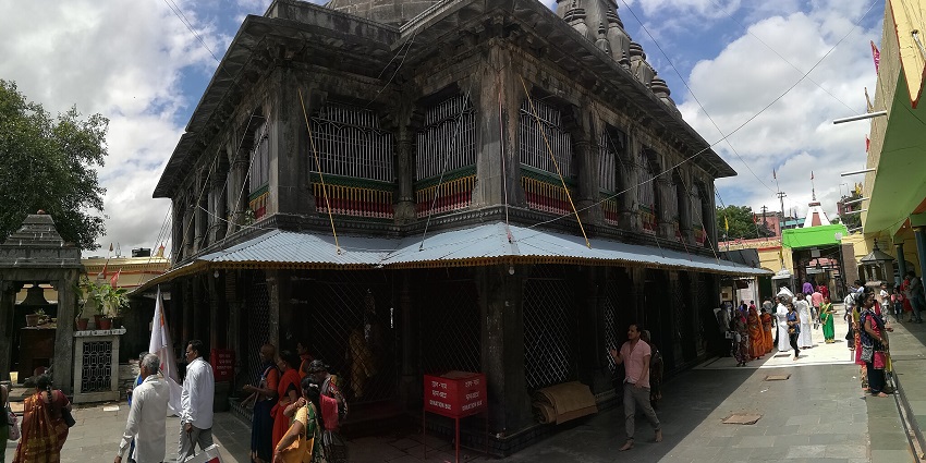 The picture of the tourists and locals praying inside the Vishnupad Temple.