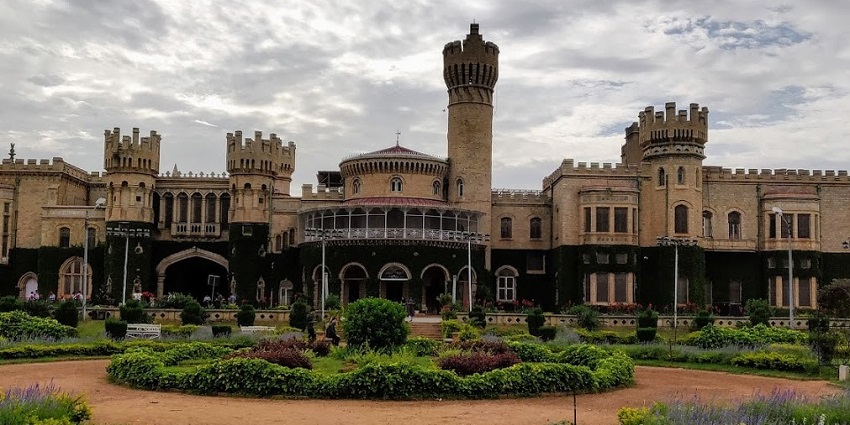 The royal palace is called Bangalore Palace located on Palace Road in Bangalore.