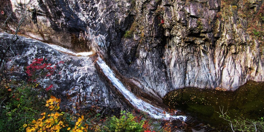 Exquisite Biryong Waterfall is located in Seoraksan, surrounded by lush nature.