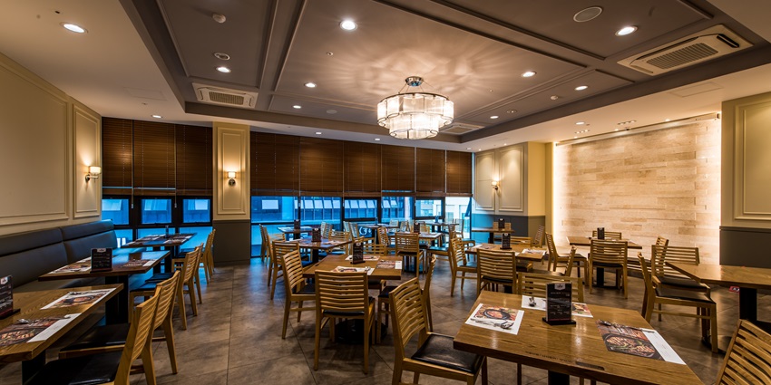 Enjoy panoramic city views while savouring expertly crafted cocktails in this stylish sky bar.