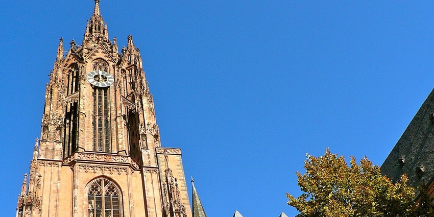 An image showing a view of the Frankfurt Cathedral, a Gothic-style cathedral in Frankfurt.