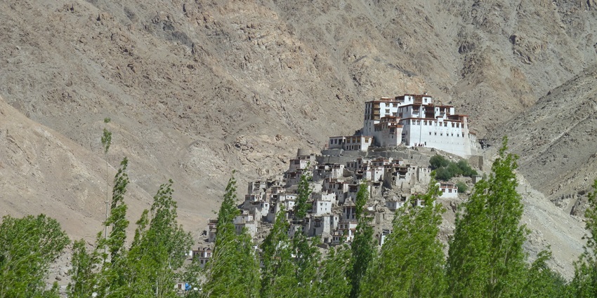 Image of mountain ranges and monasteries on top of the mountains near the fort