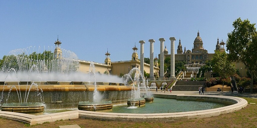Visiting the magic fountain is one of the best things to do in Barcelona in September