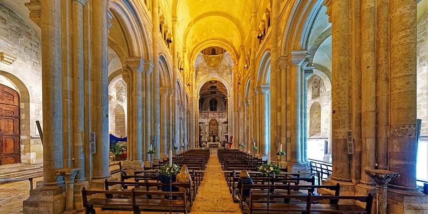 Exploring the architecture of the cathedral is an amazing things to do in Lisbon.