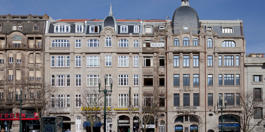 Elegant architecture at Avenida dos Aliados, one of the Porto’s most prestigious avenue.