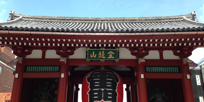  Historic entrance to Senso-ji Temple with a giant red lantern.
