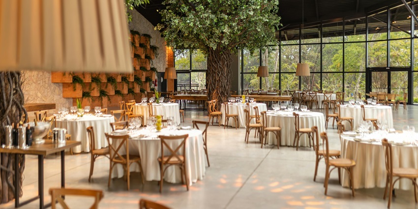 An image of the relaxed sitting atmosphere resembling vibes of WallStreet Restaurant