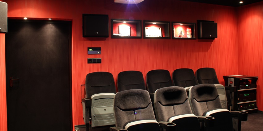 Nagasaki Atomic Bomb Museum has a video room that shows documentary films about bombing.