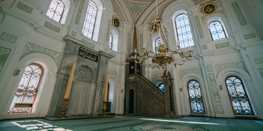 London mosque photos capture West London Islamic Centre’s white interior, featuring high ceilings and intricate details