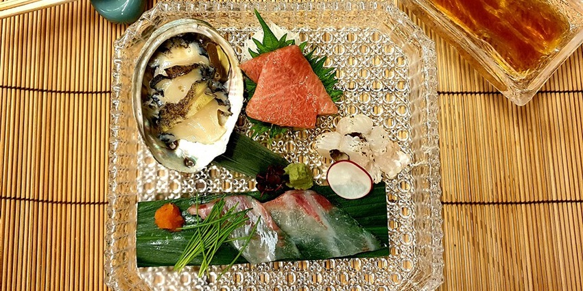 The restaurants near mosques in Tokyo Japan offer diverse, delicious cuisines.
