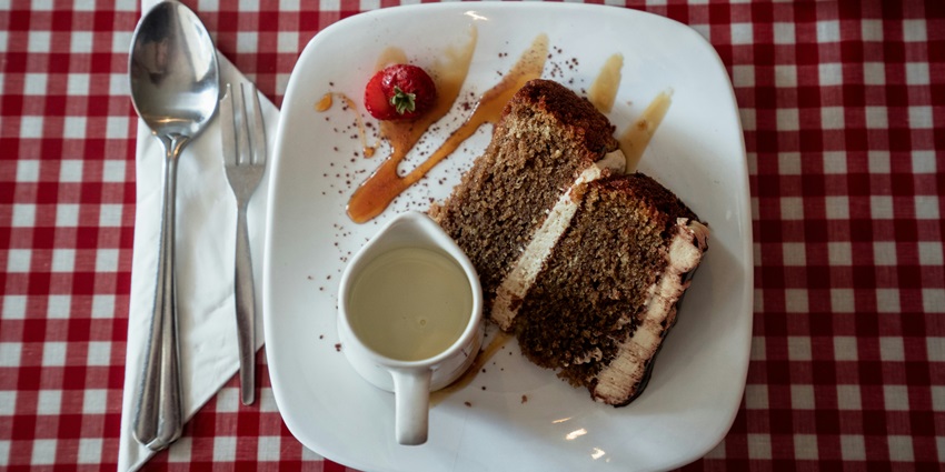 Glasgow’s West End offers diverse dining near Kelvingrove Art Gallery and Museum.