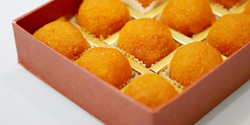 Vrindavan serves pure vegetarian and sattvic food, offering divine and soulful experiences.