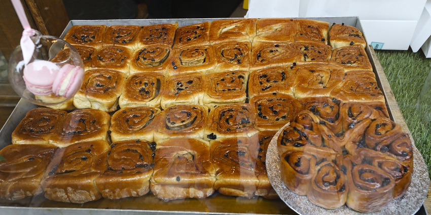 Cambridge offers diverse dining, from traditional British to international cuisines.