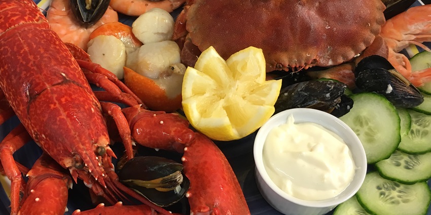 Dining here features fresh seafood, ceviche, grilled lobster, Ecuadorian dishes, and all-inclusive cruise meals.