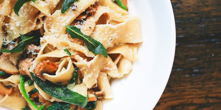 Enjoy the traditional Sri Lankan cuisines on your trip to Sri Lanka’s famous destinations