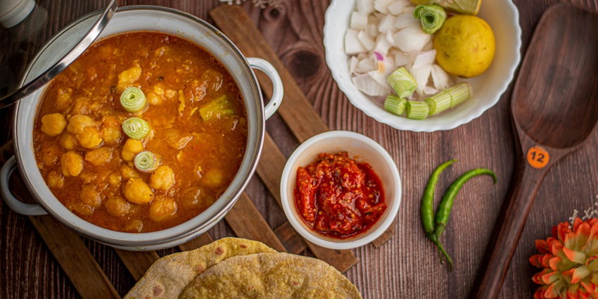 Savour the traditional thali which includes the specialities of Madhya Pradesh, India.