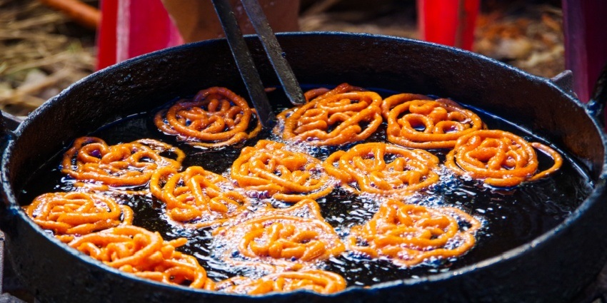 Enjoy a variety of dishes like jalebi, rabri, dosa and many others at the Surajkund Mela.
