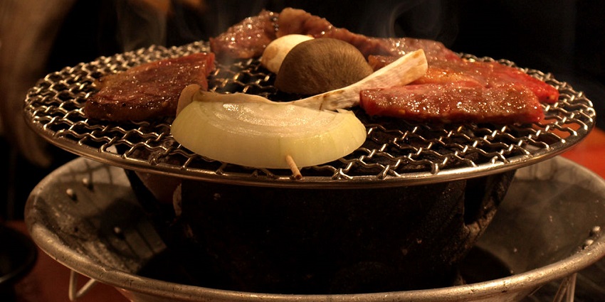 Roppongi offers diverse culinary experiences, from sushi to fusion cuisine.