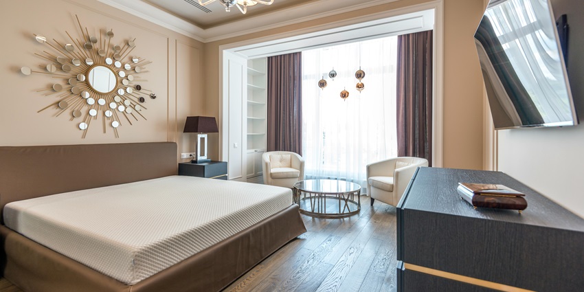 Stay near the Tokyo Art Museum with hotels in the Ueno area.