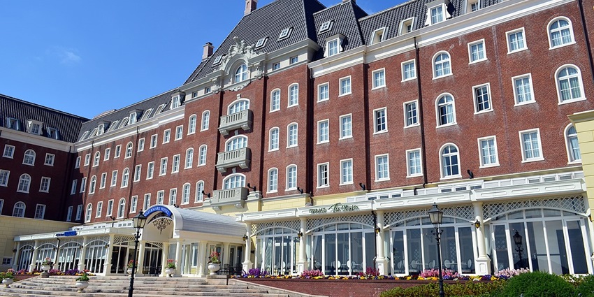 The elegant entrance of Watermark Hotel Nagasaki, features a modern and welcoming design.