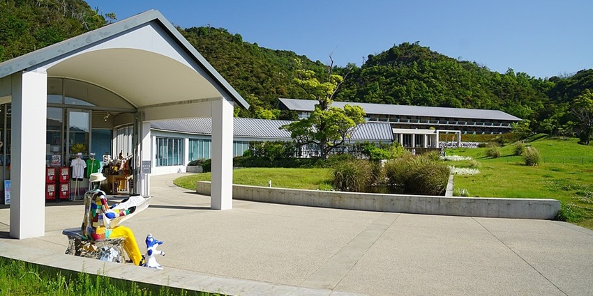 The Chichu Art Museum has a variety of hotels and resorts nearby, that fit the traveller’s budget.