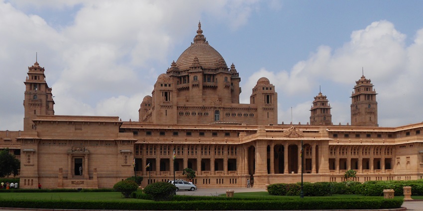 The entrance picture of the Umaid Bhawan Palace is surrounded by beautiful gardens.