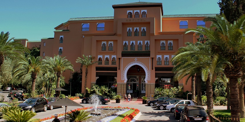 Luxury and mid-range hotels near Hassan II Mosque offer comfort and convenience.