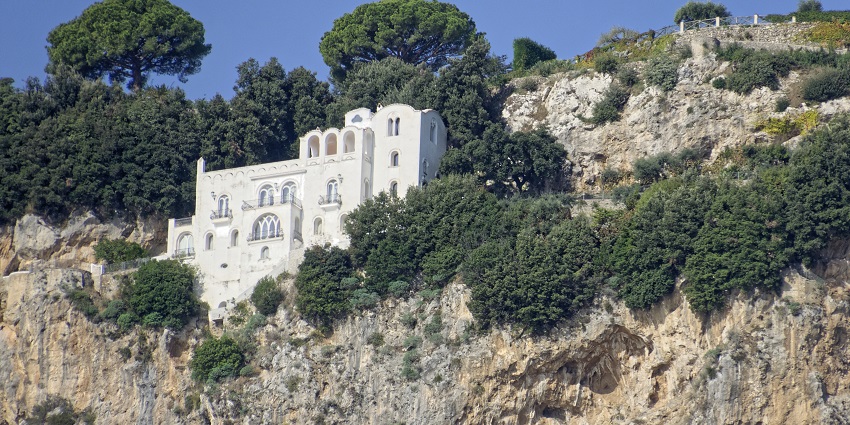 A view of one of the villas to stay in Ravello between the mountain