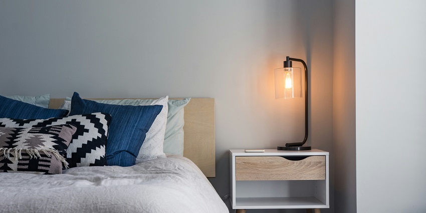 Image of the black table lamp on nightstand in the hotel room