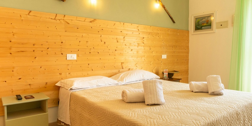 An image of modern hotel offering luxurious accommodations and excellent amenities.