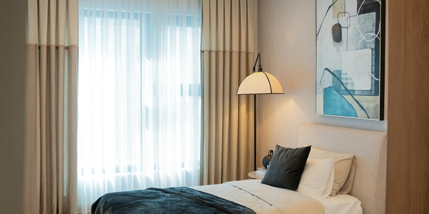An image of a hotel room in Bandhavgarh offering luxury hotels with modern amenities.