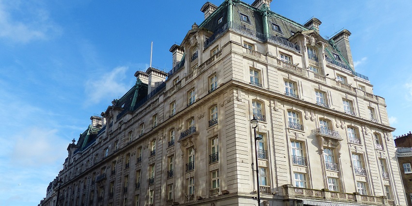 The enormous view of the luxurious hotel in London
