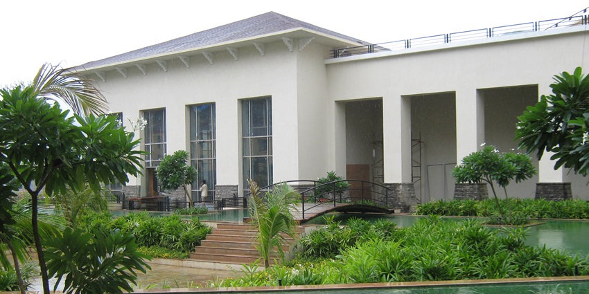 The fort in Maharashtra offers budget hotels, beach resorts, and coastal views nearby.