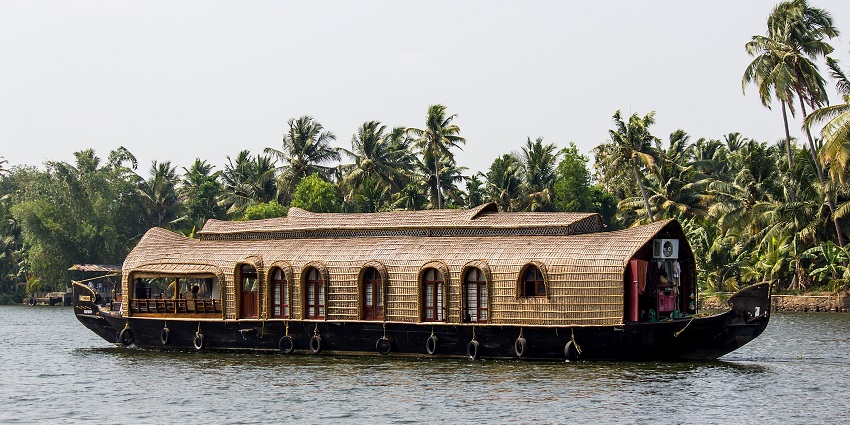 You can have a wonderful time with your family staying in this boathouse located in Kerala.