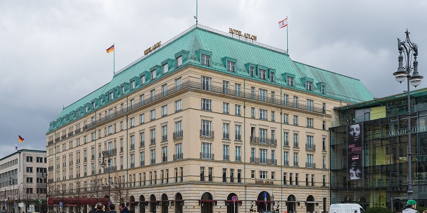 An image showing a comfortable Adlon hotel in the heart of a German shopping district.