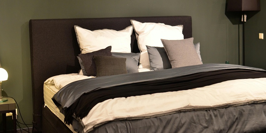 Roppongi offers diverse accommodations, from luxury to affordable options for all.