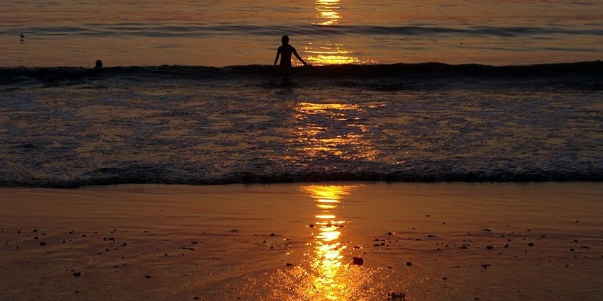 A couple enjoying their Valentine’s Day in Mumbai at Juhu Beach during sunset.