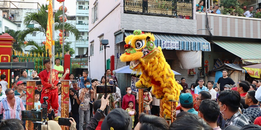 People gather for the Grand Float Parade and enjoy the best of it.